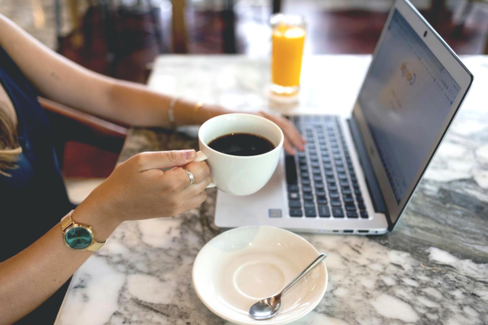 Teilnehmer analysieren Cashflow-Szenarien in Kleingruppen