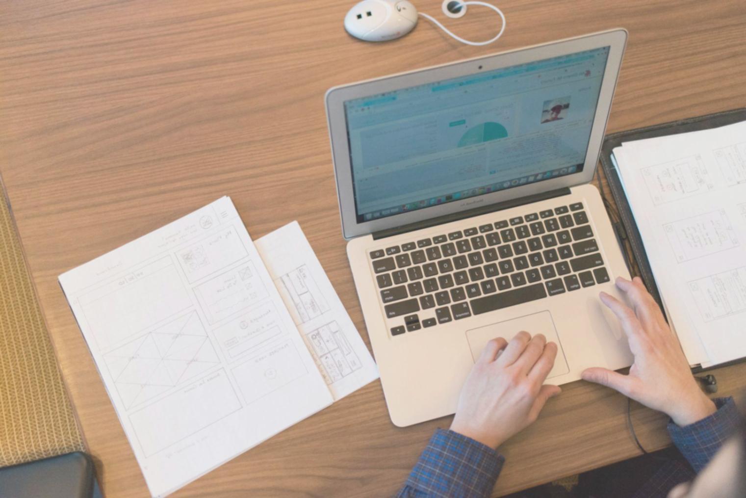 Arbeitsumgebung mit strategischen Planungsmaterialien