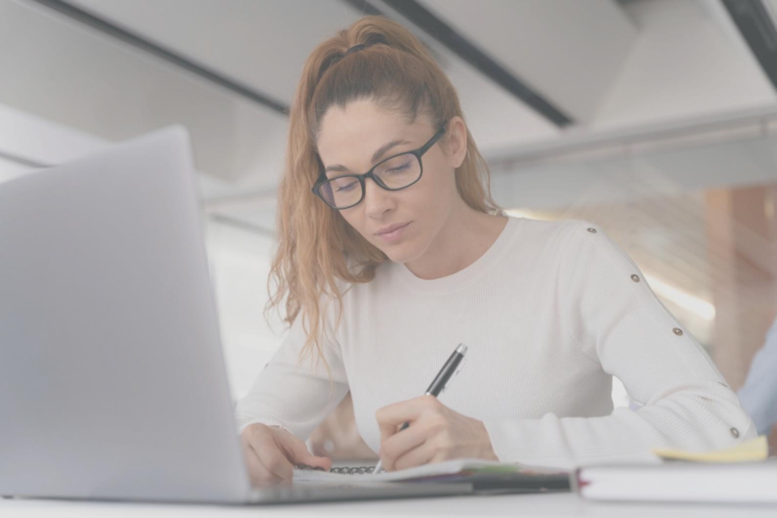 Teilnehmer im Austausch über finanzielle Strategien