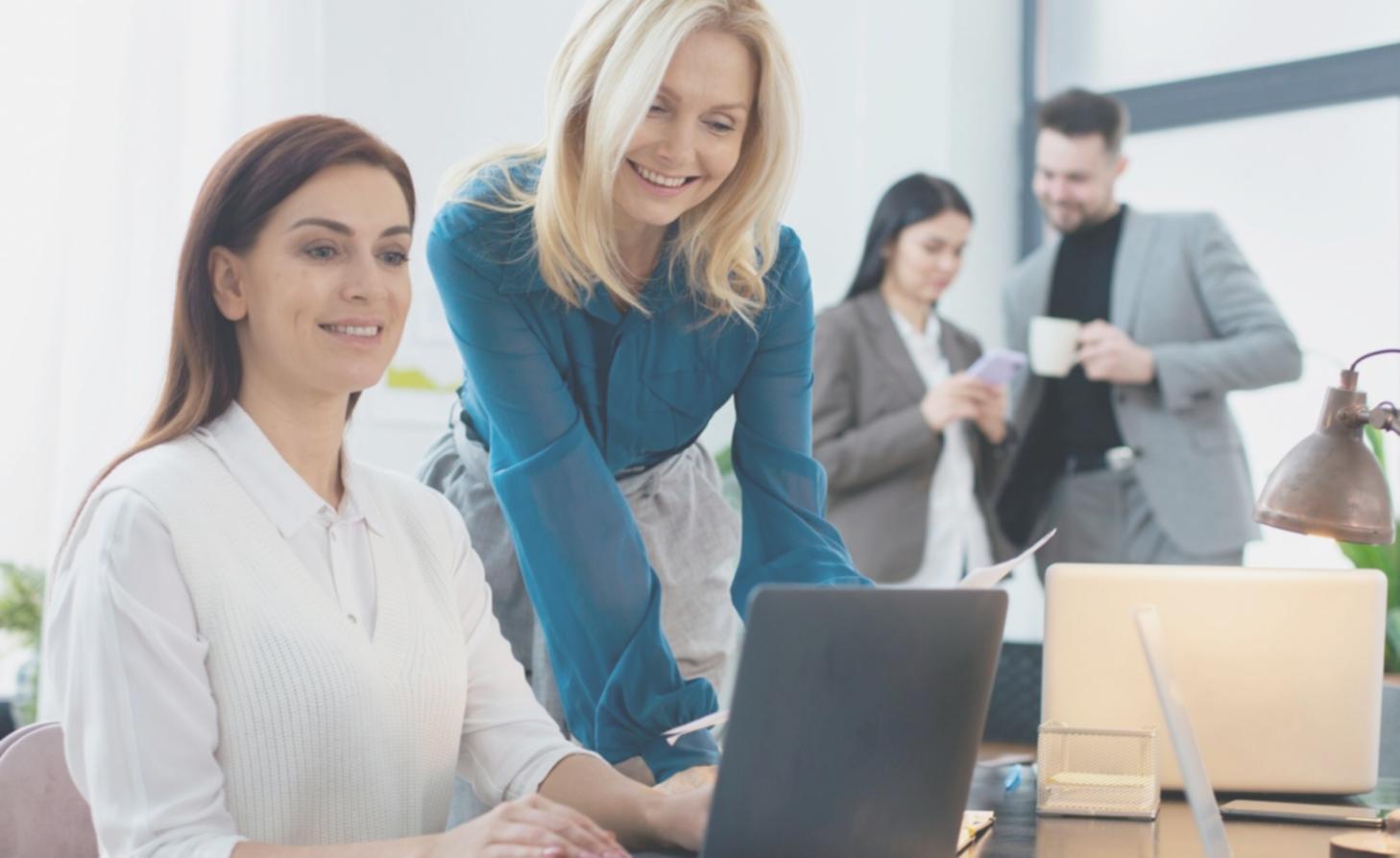 Teilnehmer arbeiten gemeinsam an einem Geschäftskonzept im Workshop-Raum