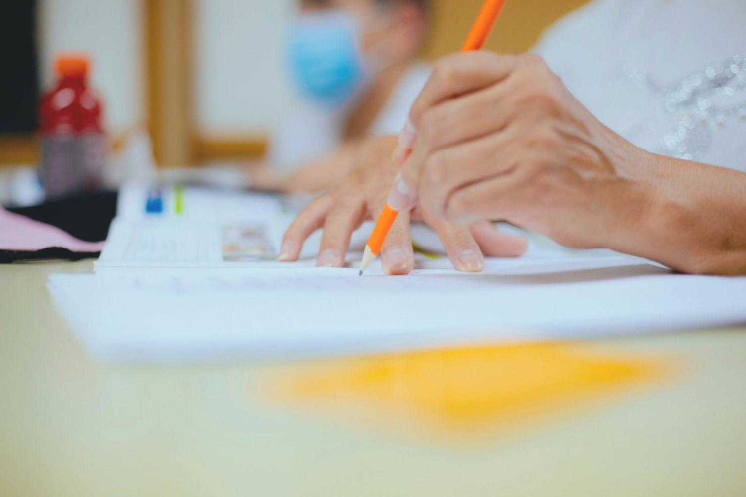 Nahaufnahme von Arbeitsmaterialien und Notizen während einer Projektbesprechung